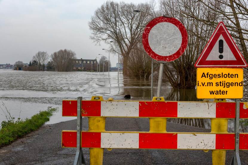 In Wamel is een weg afgesloten i.v.m. stijgend water.